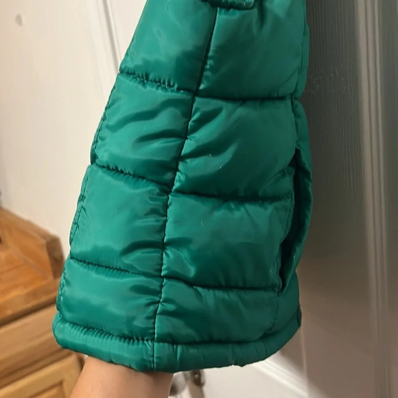 Old Navy Girls Green Puffer Vest.  Size Small - Picture 6 of 10